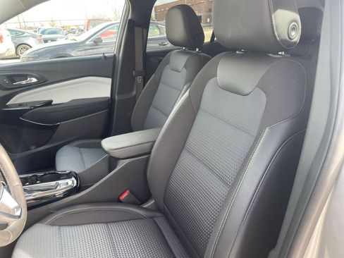 Used 2025 Chevrolet Trax LT w/ LT Convenience Package image 34