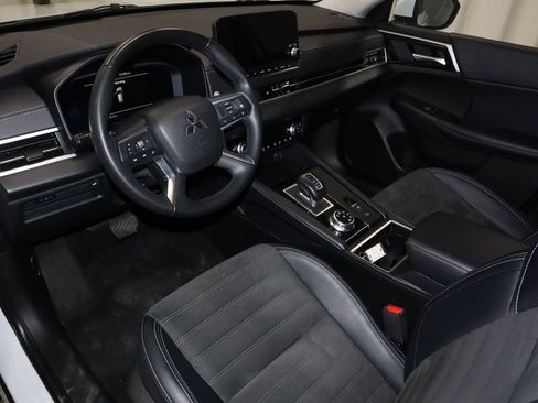 Used 2023 Mitsubishi Outlander SE image 25