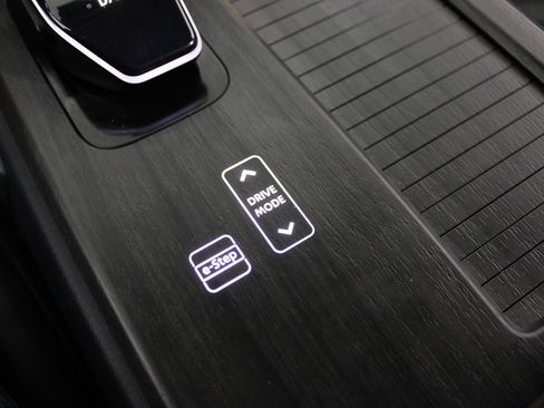 Used 2024 Nissan Ariya FWD image 12