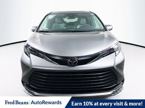 New 2026 Toyota Sienna XLE image 3