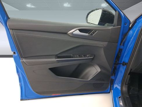 Used 2025 Volkswagen Taos SE image 17