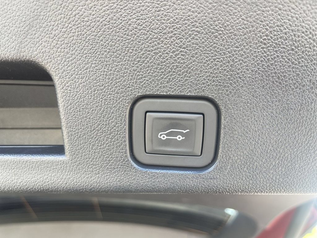 Used 2025 Buick Enclave Preferred AWD/4WD image 16