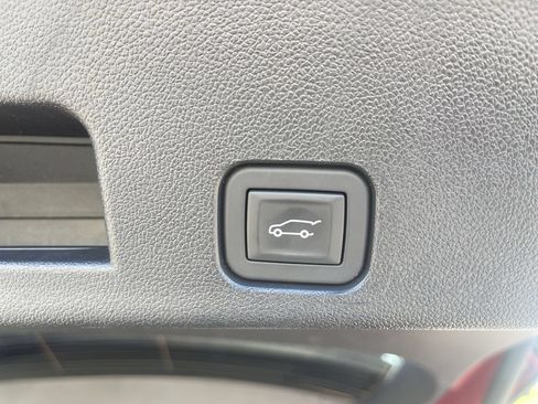 Used 2025 Buick Enclave Preferred AWD/4WD image 16