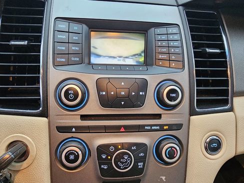 Used 2015 Ford Taurus SE image 9