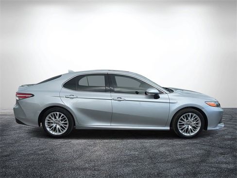 Used 2020 Toyota Camry XLE image 2