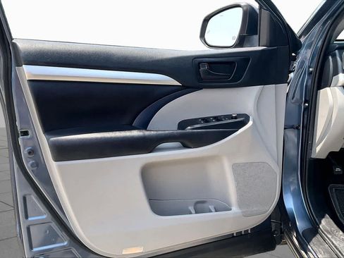 Used 2019 Toyota Highlander Plus FWD image 20