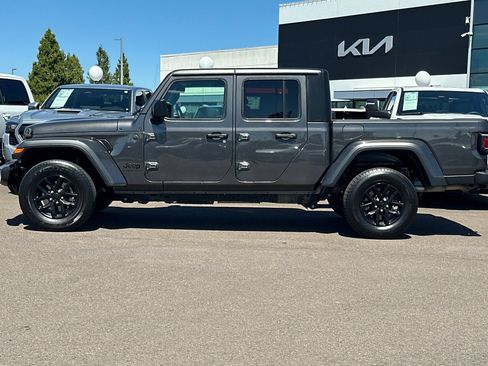 Used 2023 Jeep Gladiator Sport AWD/4WD image 7