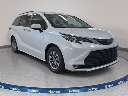 Used 2024 Toyota Sienna XLE image 4