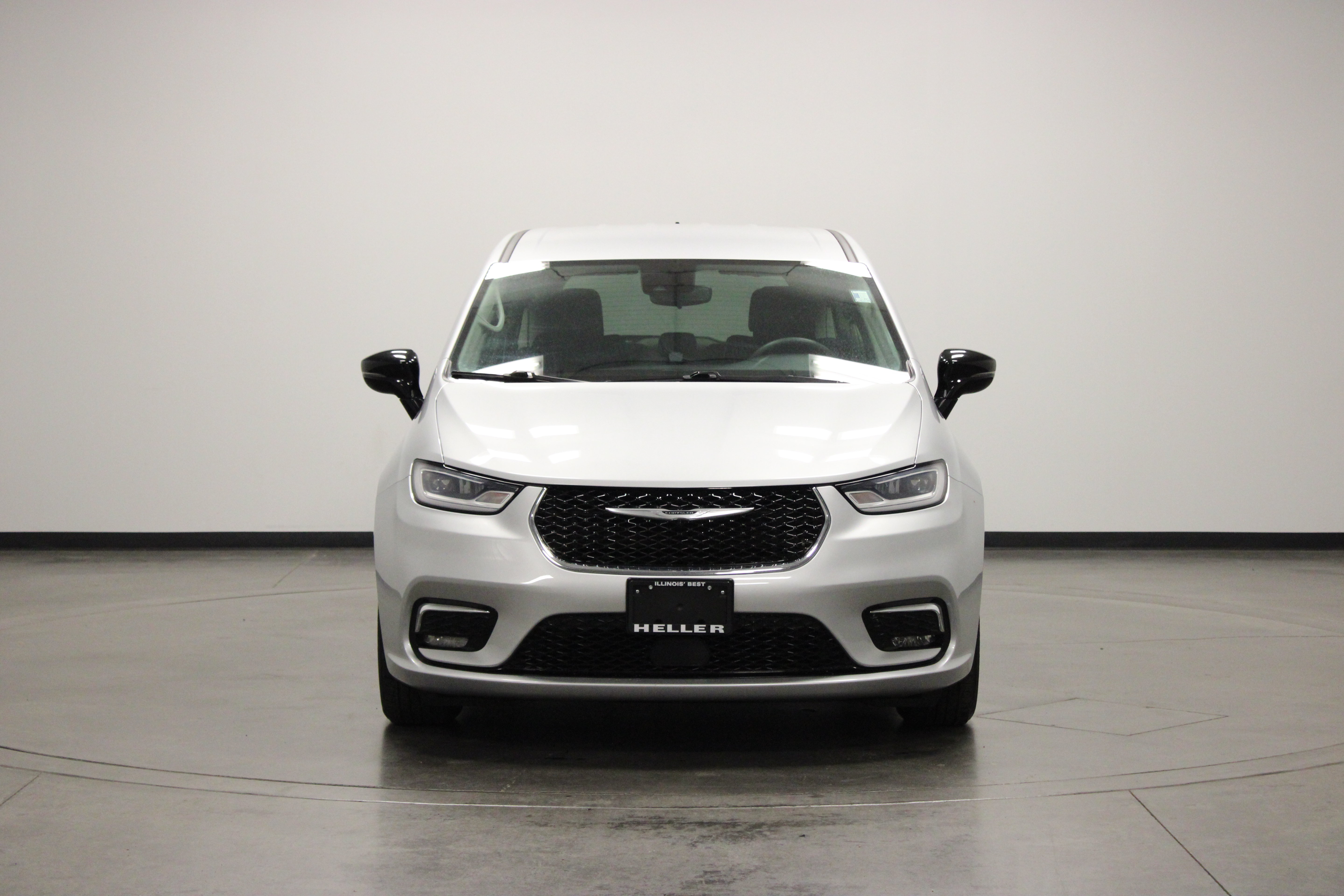 Used 2024 Chrysler Pacifica Touring-L FWD image 3