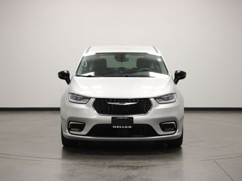 Used 2024 Chrysler Pacifica Touring-L FWD image 3