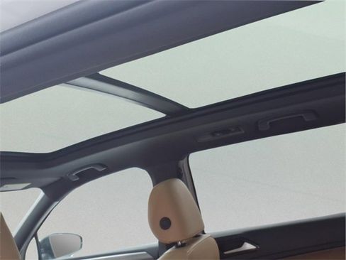 Used 2024 Volkswagen Tiguan SE R-Line image 9