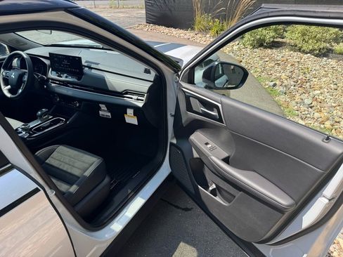 New 2025 Mitsubishi Outlander SE image 13