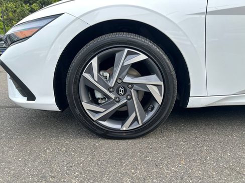 Certified 2025 Hyundai Elantra SEL FWD image 11