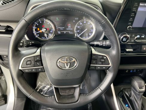 Used 2022 Toyota Highlander XLE image 11