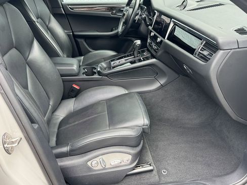 Used 2023 Porsche Macan AWD/4WD image 19