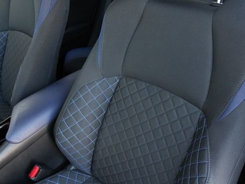 Used 2021 Toyota C-HR XLE FWD image 4