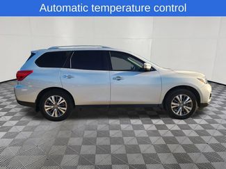 Used 2019 Nissan Pathfinder SL FWD video 4