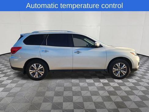 Used 2019 Nissan Pathfinder SL FWD image 4