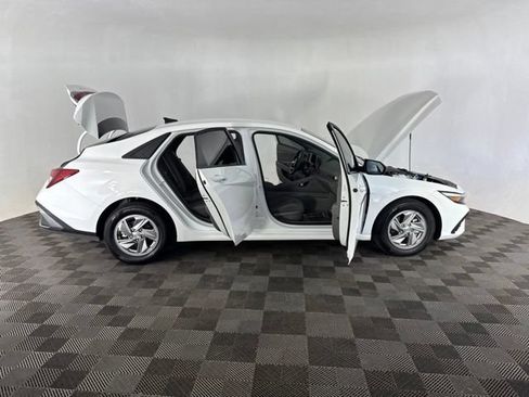 Used 2026 Hyundai Elantra SE FWD image 17
