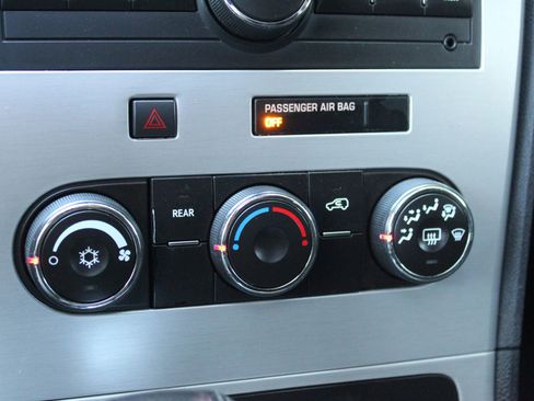 Used 2010 GMC Acadia SLE image 32