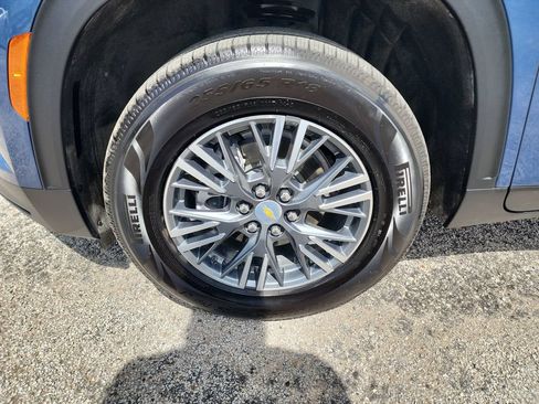 Used 2025 Chevrolet Traverse LT FWD image 9