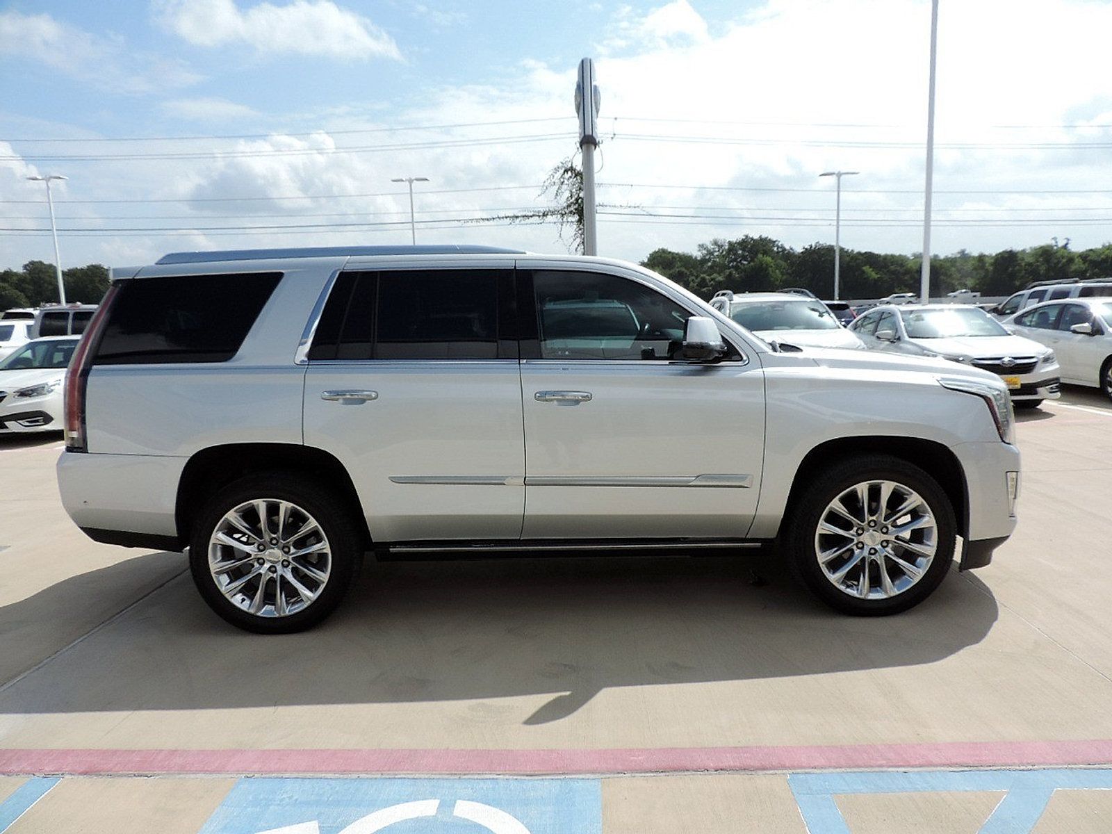 Used 2020 Cadillac Escalade Premium Luxury AWD/4WD image 4