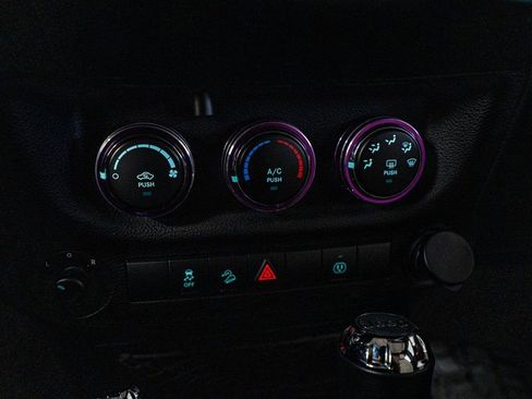 Used 2018 Jeep Wrangler Unlimited Sahara image 46