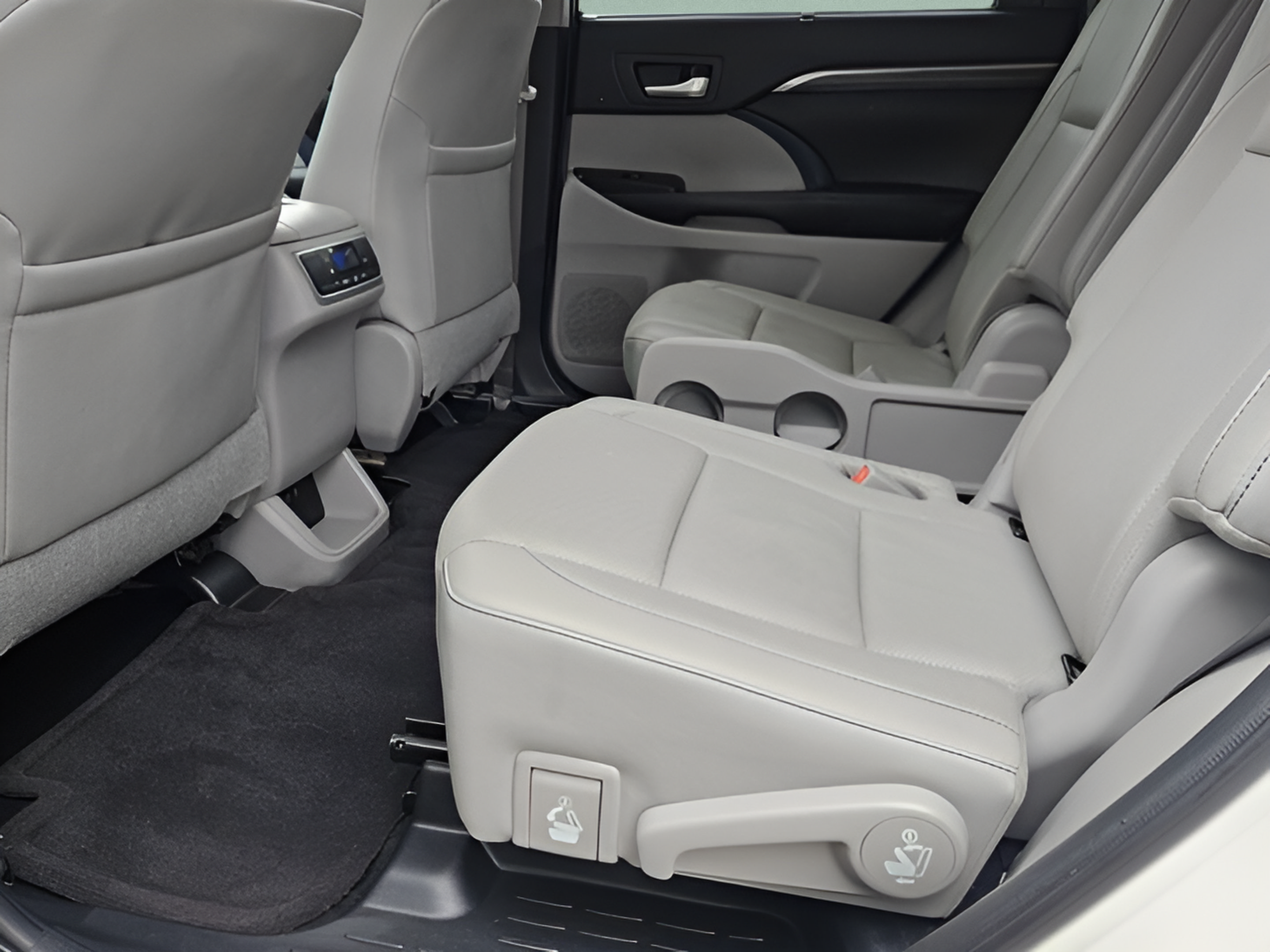 Used 2019 Toyota Highlander Limited FWD image 11