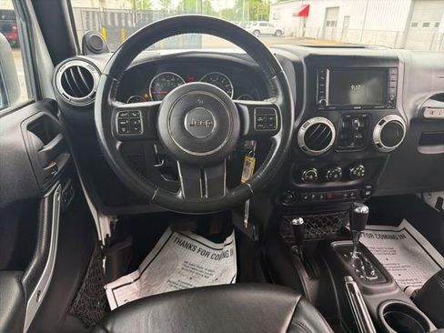 Used 2014 Jeep Wrangler Unlimited Sahara w/ Dual Top Group AWD/4WD image 10