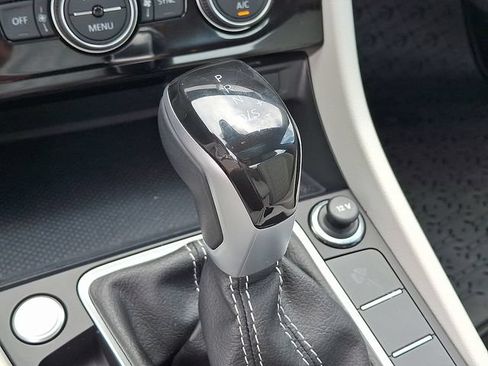Used 2023 Volkswagen Jetta SE w/ Panoramic Sunroof Package FWD image 16