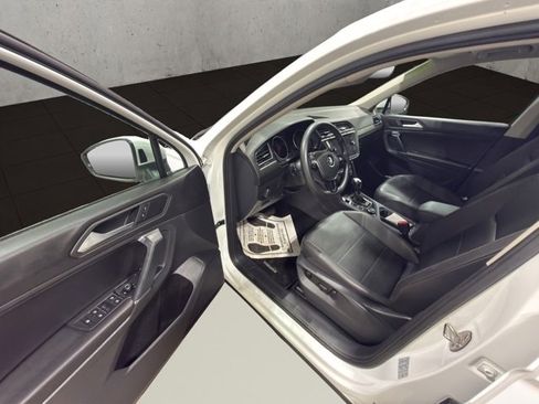 Used 2020 Volkswagen Tiguan SE w/ Panoramic Sunroof Package image 9