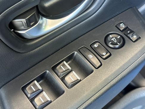 Used 2025 Honda Pilot TrailSport image 14