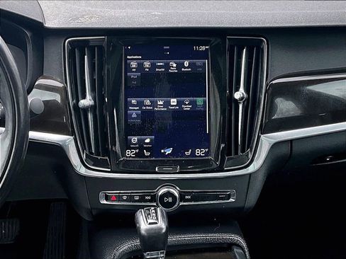 Used 2018 Volvo S90 T6 Momentum w/ Convenience Package image 6