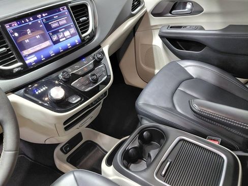 Certified 2024 Chrysler Pacifica Touring-L image 34