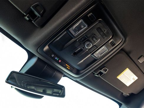 Used 2023 Chevrolet Suburban Premier image 28