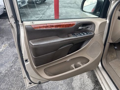 Used 2016 Chrysler Town & Country Touring image 8