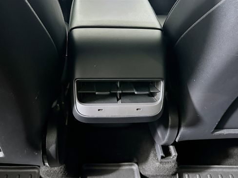 Used 2021 Tesla Model Y Long Range AWD/4WD image 28