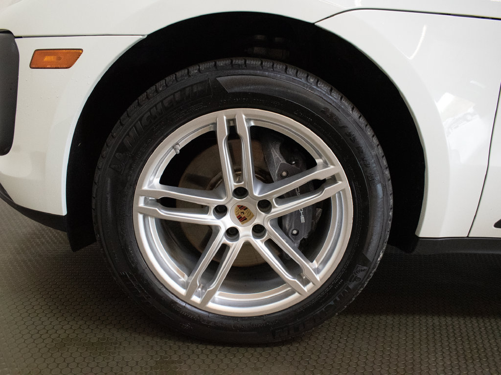Certified 2023 Porsche Macan AWD/4WD image 17