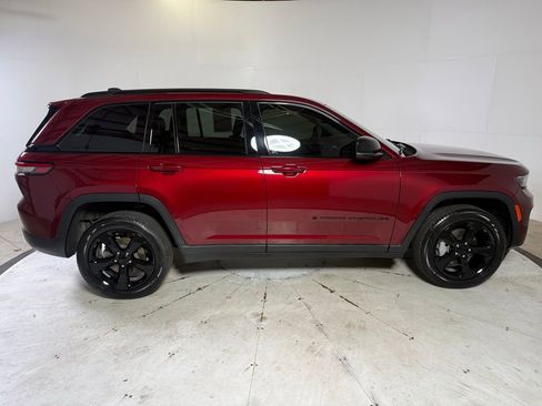 Certified 2023 Jeep Grand Cherokee Limited w/ Black Appearance Package image 8