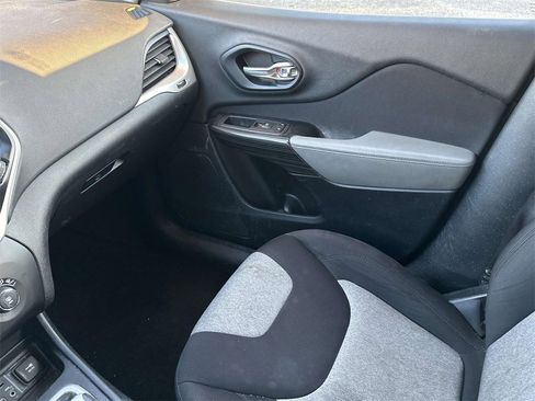 Used 2014 Jeep Cherokee Sport image 31