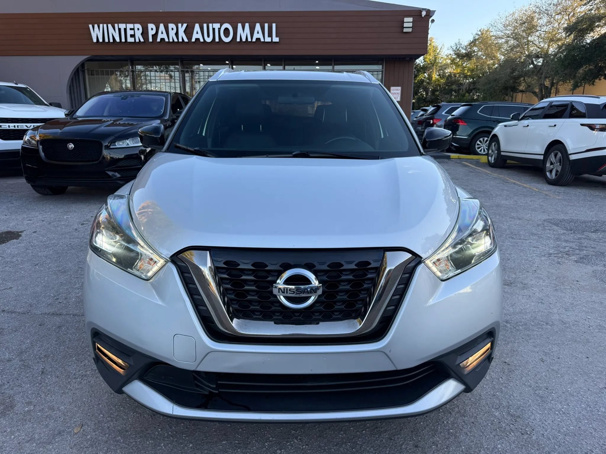Used 2019 Nissan Kicks SR w/ SR Premium Package FWD image 2