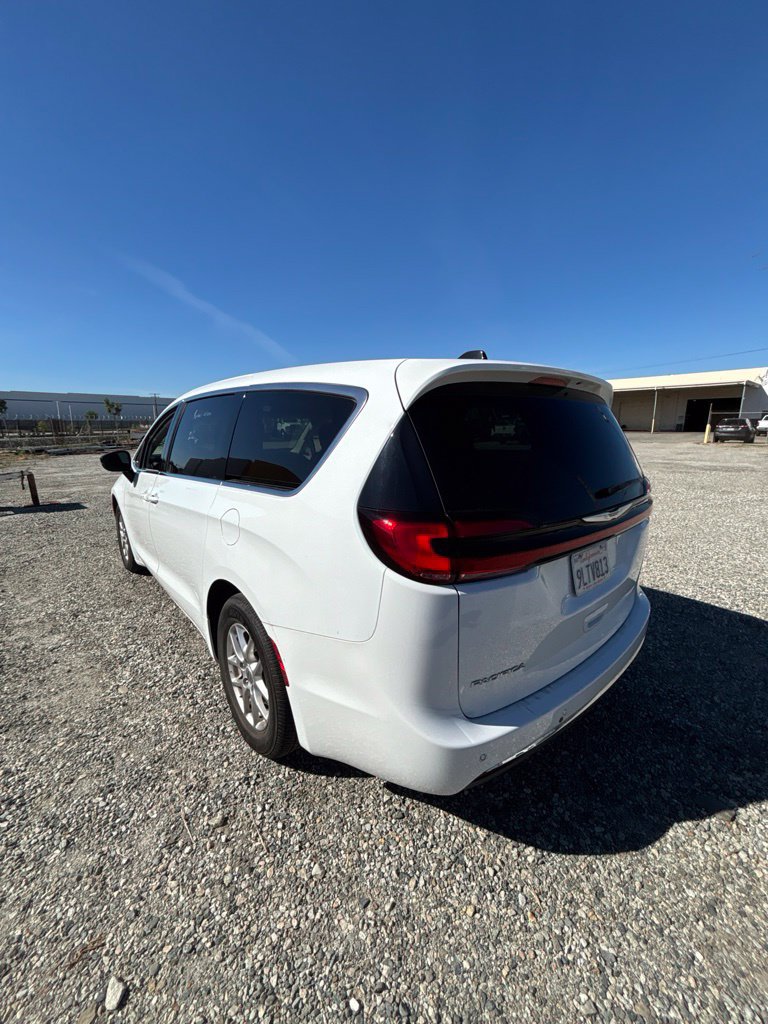 Used 2024 Chrysler Pacifica Touring-L FWD image 5