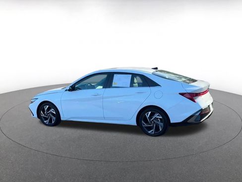 Used 2025 Hyundai Elantra SEL image 10