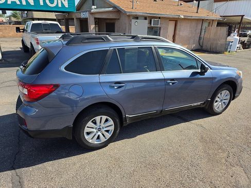 Used 2017 Subaru Outback 2.5i Premium w/ Popular Package #2 AWD/4WD image 4