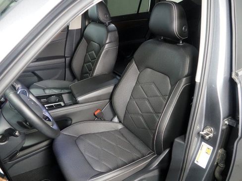 Used 2025 Volkswagen Atlas SE w/ Panoramic Sunroof Package FWD image 14
