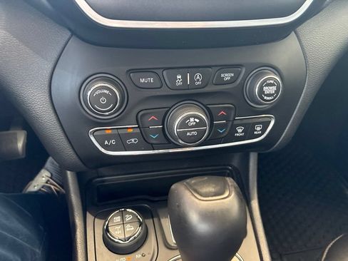 Used 2019 Jeep Cherokee Trailhawk w/ Cold Weather Group AWD/4WD image 18