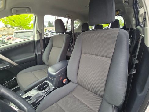 Used 2018 Toyota RAV4 LE w/ Carpet Mat Package AWD/4WD image 22