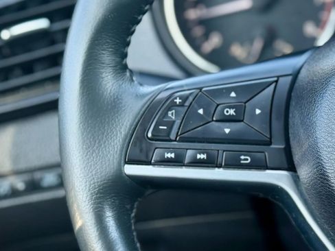 Used 2017 Nissan Rogue SV image 19