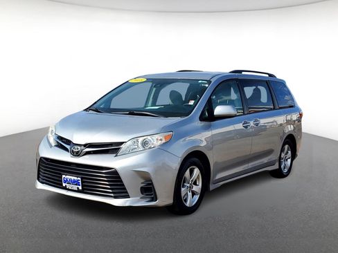 Used 2018 Toyota Sienna LE image 2