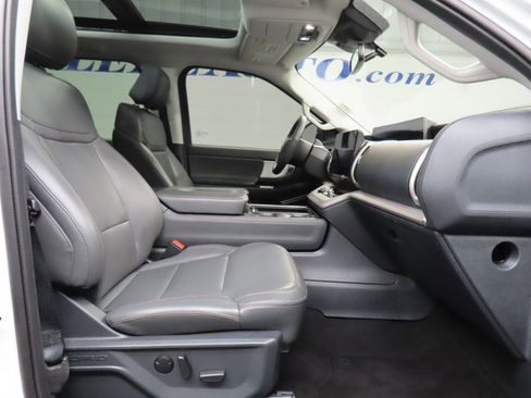 Used 2025 Ford Expedition Active image 36